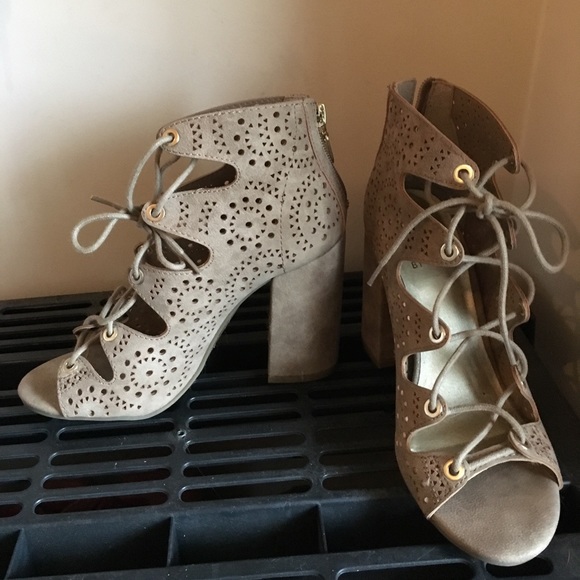 Lace-up cutout beige high-heels. - Picture 5 of 5